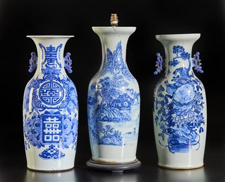  Arte Cinese - Gruppo di tre vasi in porcellana bianco/blu
Cina, prima metà XX secolo .