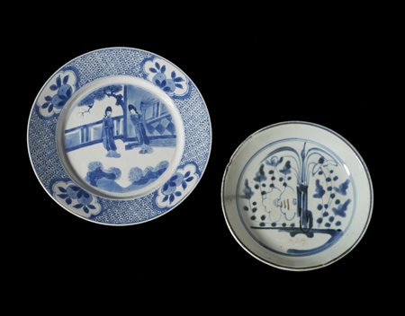  Arte Cinese - Due piatti in porcellana bianco e blu 
Cina, XVII secolo .