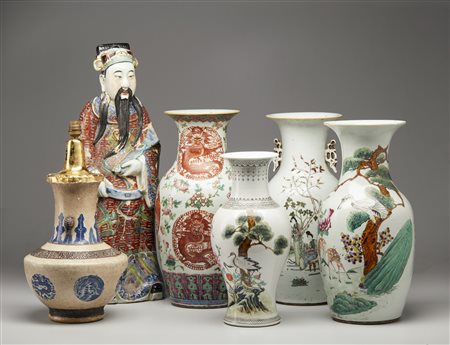  Arte Cinese - Lotto composto da cinque grandi vasi e una grande figura taoista in porcellana 
Cina, XIX - XX secolo .