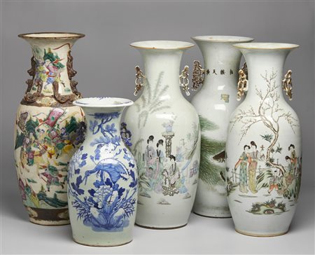  Arte Cinese - Gruppo di cinque vasi a balaustro 
Cina, prima metà XX secolo .