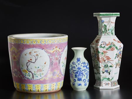  Arte Cinese - Gruppo di tre vasi in porcellana 
Cina, prima metà XX secolo .