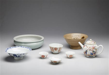  Arte Cinese - Gruppo di otto porcellane 
Cina, dinastia Qing, XIX secolo .