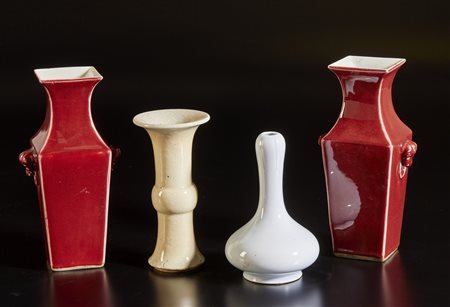  Arte Cinese - Lotto composto da quattro vasi in porcellana 
Cina, XIX - XX secolo .