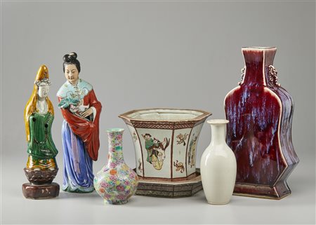  Arte Cinese - Lotto composto da sei porcellane policrome 
Cina, dinastia Qing, XIX secolo .