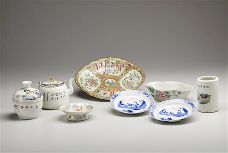  Arte Cinese - Lotto composto da otto manufatti in porcellana
Cina, dinastia Qing, XVIII-XIX secolo.