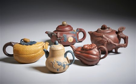 Arte Cinese - Gruppo di cinque teiere Yixing in terracotta
Cina, inizio XX secolo .