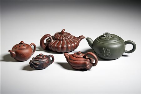  Arte Cinese - Gruppo di cinque teiere in terracotta Yixing 
Cina, inizio XX secolo .