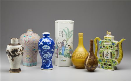  Arte Cinese - Lotto composto da sette manufatti in porcellana 
Cina, XIX-XX secolo .