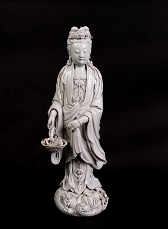 Arte Cinese - Figura di Guanyin in porcellana bianco di Cina 
Cina, dinastia Qing, XVIII secolo .