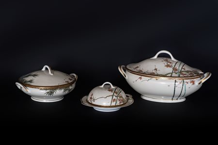 ARTE GIAPPONESE  - Lotto composto da zuppiere e scaldavivande in porcellana bianca
Giappone, XIX secolo .