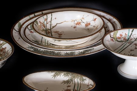 ARTE GIAPPONESE  - Lotto composto da vassoi ed accessori vari per la tavola in porcellana bianca 
Giappone, XIX secolo .