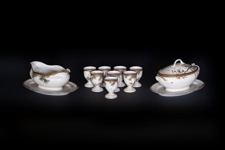 ARTE GIAPPONESE  - Lotto composto da accessori per la tavola in porcellana bianca
Giappone, XIX secolo .