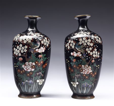 ARTE GIAPPONESE  - Coppia di vasetti cloisonné
Giappone, periodo Meiji, XIX secolo .