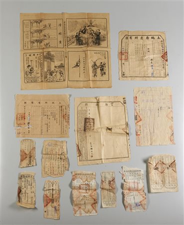  Arte Cinese - Due dipinti e gruppo di tredici documenti a stampa e loro frammenti 
Cina, dinastia Qing, XIX secolo .