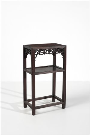  Arte Cinese - Tavolo in legno con doppio piano 
Cina, dinastia Qing, XIX secolo .