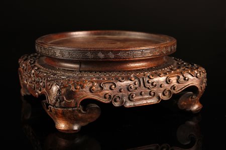  Arte Cinese - Base in legno intagliato 
Cina, dinastia Qing, XVIII secolo .