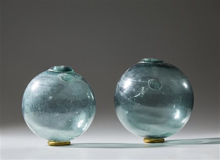  . - Due grandi sfere in vetro soffiato.