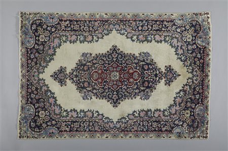  . - Tappeto Kirman
Persia, metà XX secolo .