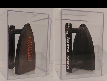 MAN RAY Filadelfia (Stati Uniti) 1890 Cadeau 1974 Ferro+chiodi in teca di...