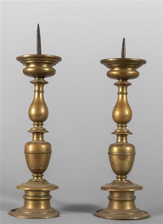 Coppia di candelieri a rocchetto in bronzo, 