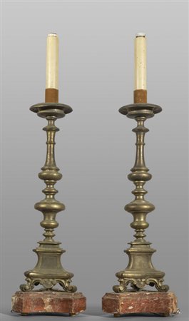 Coppia di grandi candelieri Luigi XIV in bronzo 