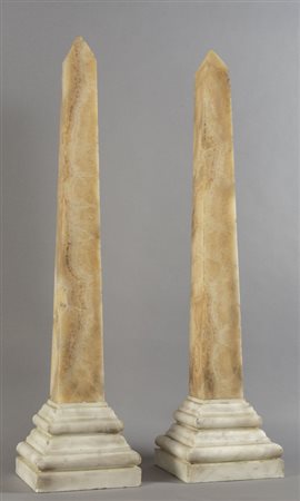 Coppia di obelischi in onice con basi in marmo 