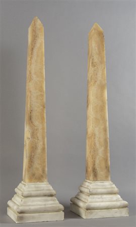 Coppia di obelischi in onice con basi in marmo 