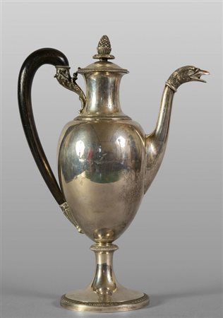 Caffettiera in argento finemente sbalzato, 