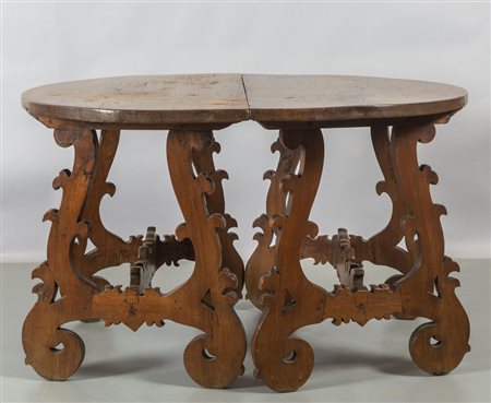 Coppia di mezzi tavoli a fratina in noce, 