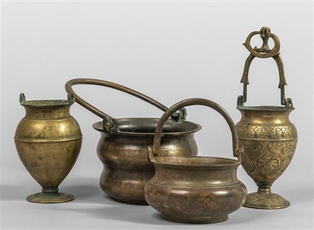 Quattro secchielli diversi in bronzo di cui uno 