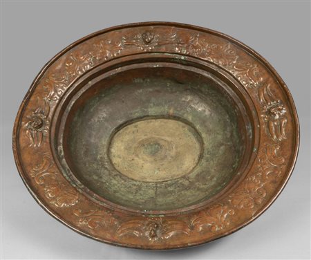 Grande vasca in rame bacellato con teste di 