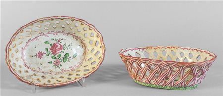 # Coppia di cestini in ceramica, decorazione alla 