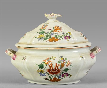 Zuppiera in porcellana bianca decorata con fiori 