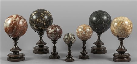 Sette antiche palle in marmo di varie forme, 