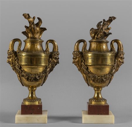 Coppia di vasi in bronzo dorato con basi in 
