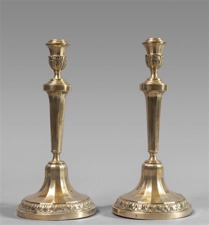 Coppia di candelieri in argento sbalzato,  