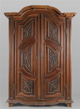 Armadio barocco in noce a due ante finemente 