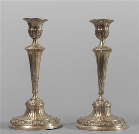 # Coppia di candelieri in argento sbalzato, 