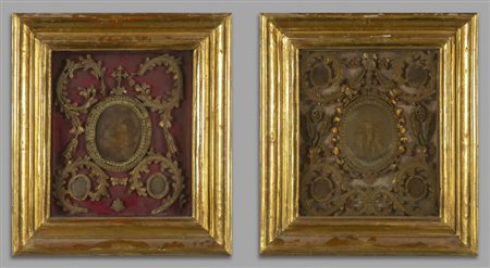 Coppia di medaglioni in cera entro teca con ricca 