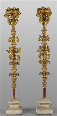 Coppia di importanti torcere in legno finemente 