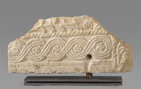 Frammento di pluteo in pietra a motivi geometrici 