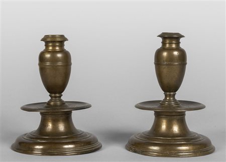 Coppia di candelieri a panettone in bronzo 