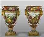 Importante coppia di vasi in porcellana decorata 