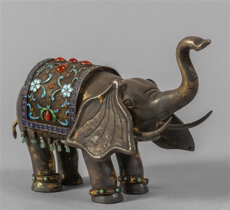 Elefante in argento con applicazioni di smalti e 