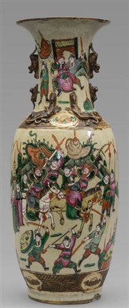 Vaso in porcellana decorato con figurine 