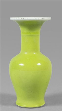 Piccolo vaso in porcellana decorato in verde, 
