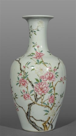 Vaso in porcellana decorato con rami di peonie 