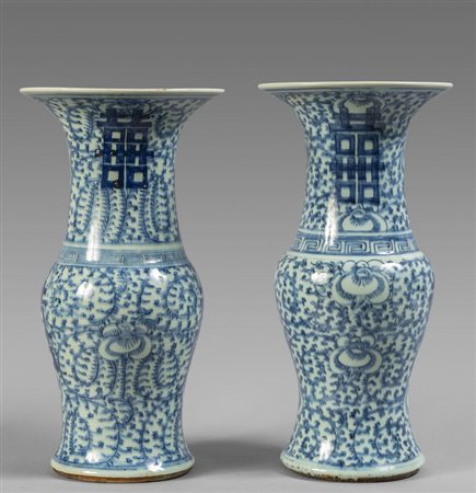 Coppia di vasi bianchi e blu in porcellana, Cina 