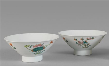 Due coppe in porcellana decorate con fiori in 