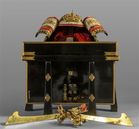 Elmo da samurai da bambino nella sua scatola in 